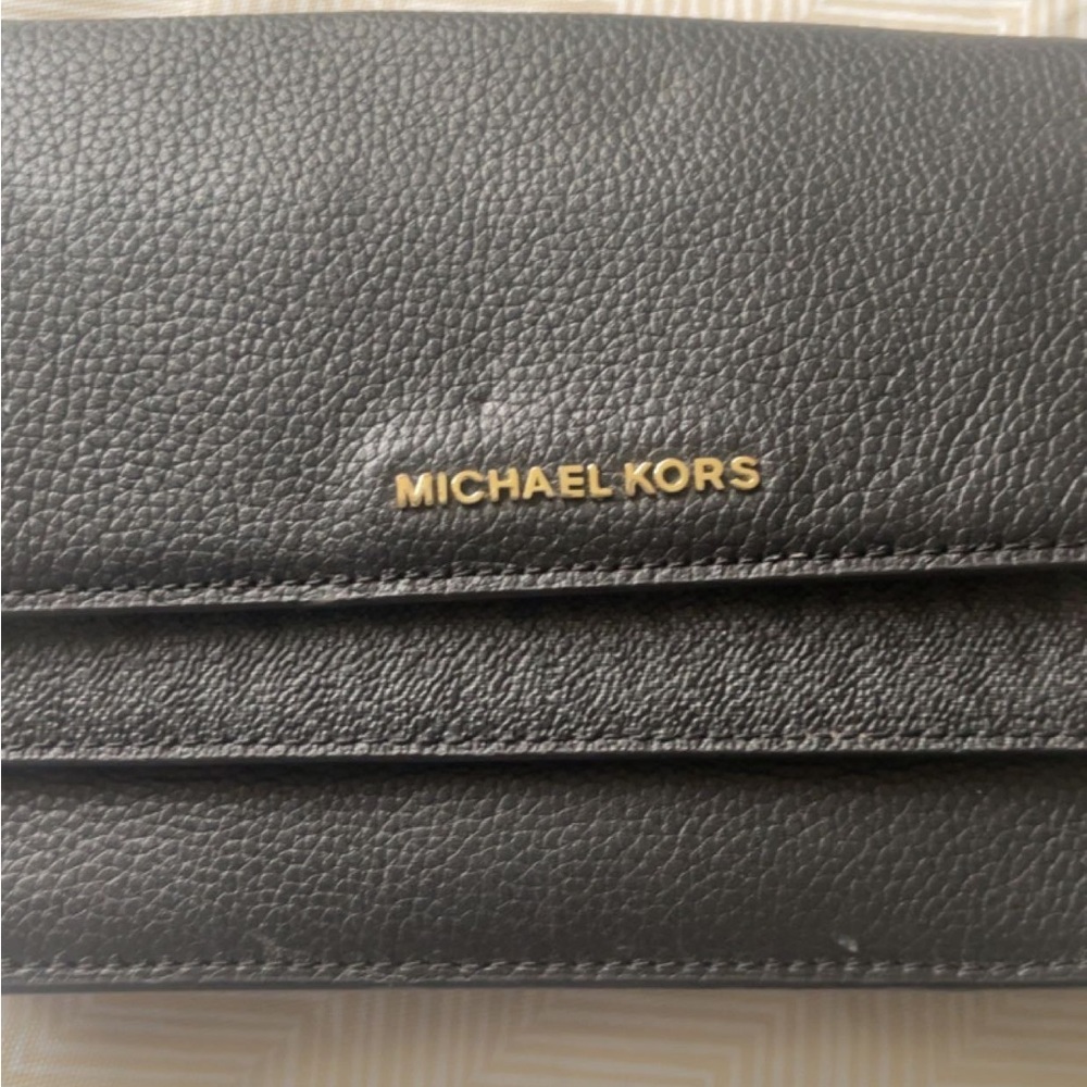 It is a Michael Kors in perfect condition, very useful and beautiful.